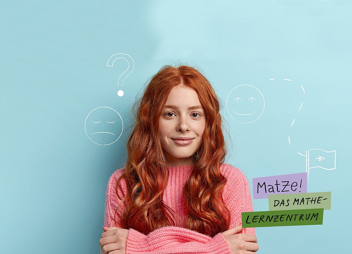 Person dunklere Hautfarbe, Brille und grüner Hoodie, Rucksack über rechte Schulter gehängt, vor einfarbigen hellblauen Hintergrund mit Matheicons, Schriftzug auf farbigen Balken "MatZe! Das Mathelernzentrum"