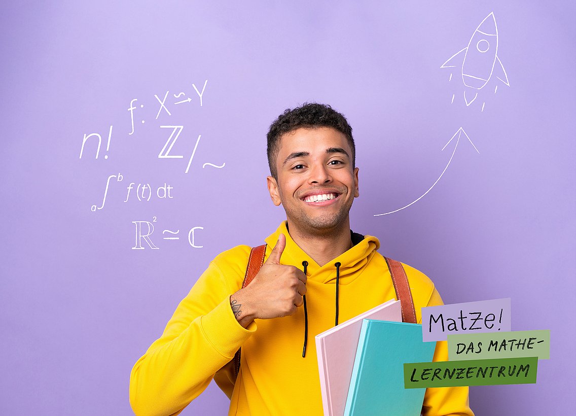 Weibliche Person helle Hautfarbe, mittellange schwarze Haare, Brille und orangener Pullover, aufgeklapptes Laptop in den Händen, vor einfarbigen hellblauen Hintergrund mit Matheicons, Schriftzug auf farbigen Balken "MatZe! Das Mathelernzentrum"